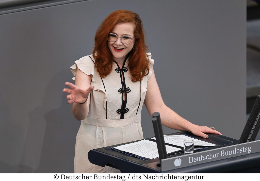 Mareike Hermeier, Die Linke, MdB, hält eine Rede zu "Rückbau abgeschalteter Kernkraftwerke"